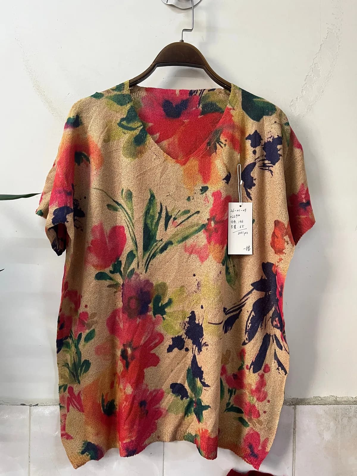 Red-Tone Large Floral Short-Sleeve Loose-Fit Knit Top