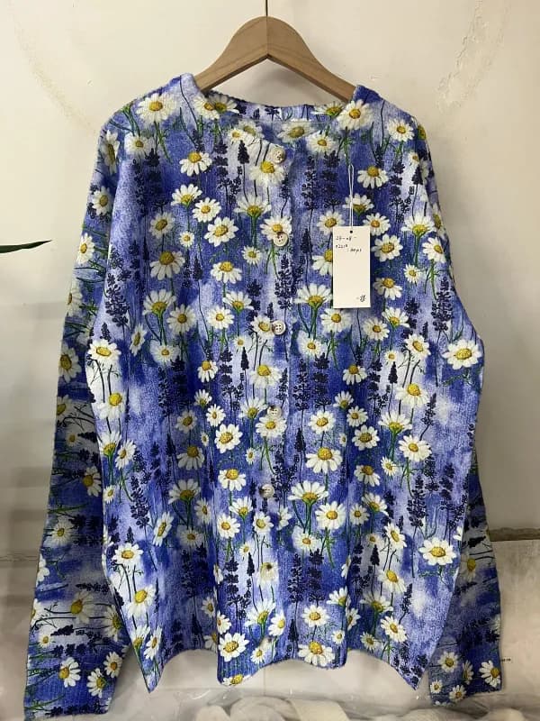 蓝白小雏菊印花宽松套头针织衫