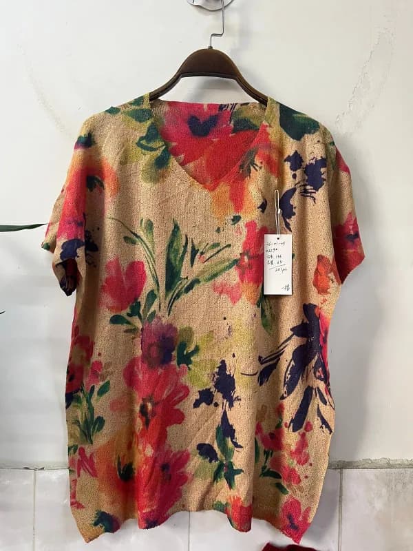Red-Tone Large Floral Short-Sleeve Loose-Fit Knit Top